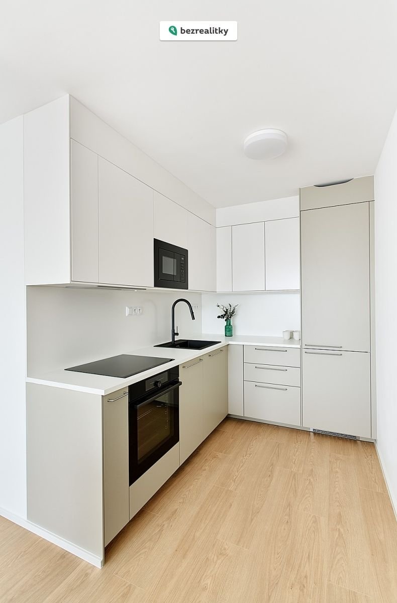 1774298433-wdnjuunowm-klouboukova47876