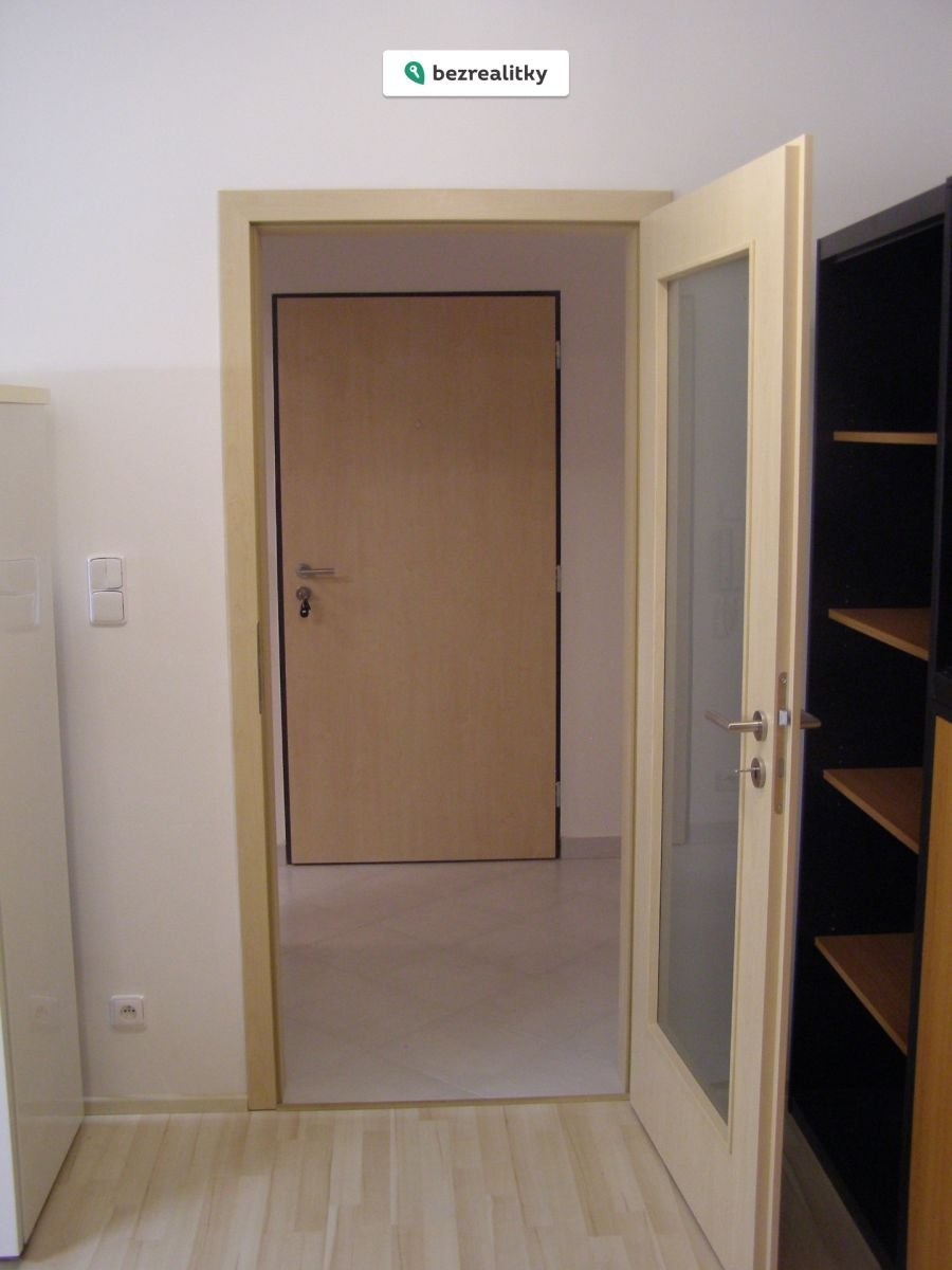 1777255724-mavkiruqmh-vchodove-dvere-pohled-z-obyvaku