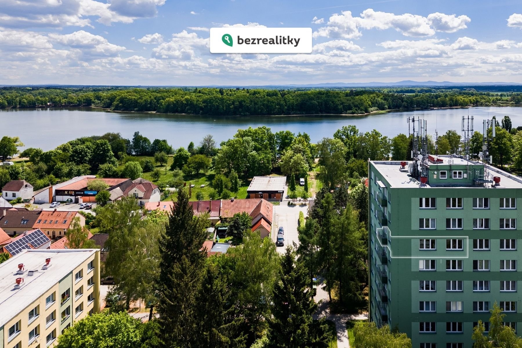 1783847884-fgyjmiyaal-pohled-z-balkonu-koupali-c5-a1t-c4-9b-rybn-c3-adk-sv-c4-9bt