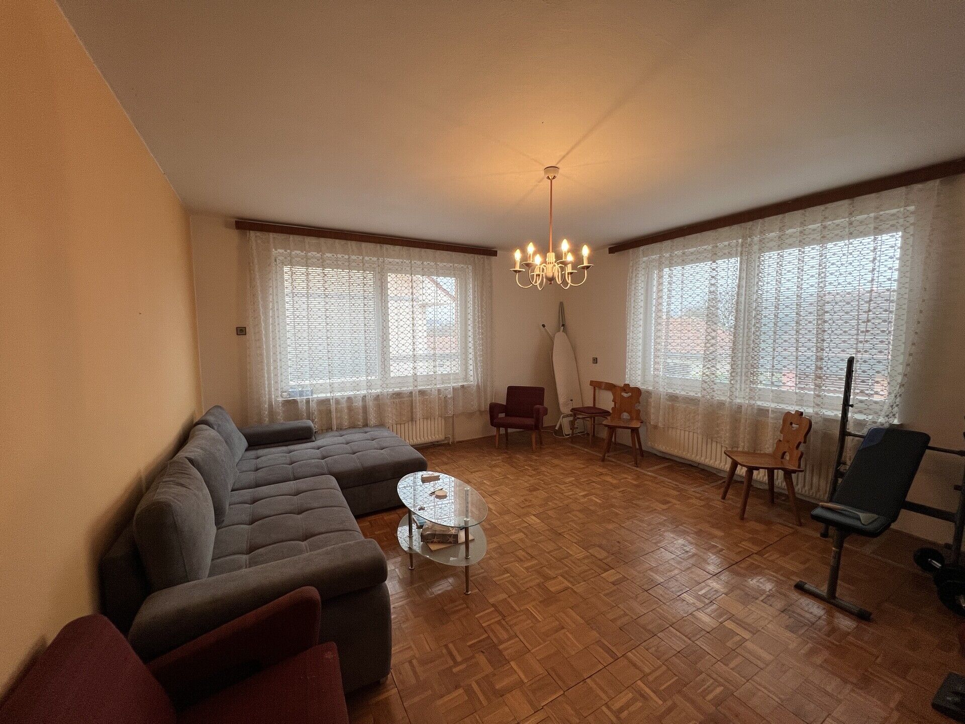 Pronájem prostorného, vybaveného pokoje s parkováním v rodinném domě v obci Tvarožná