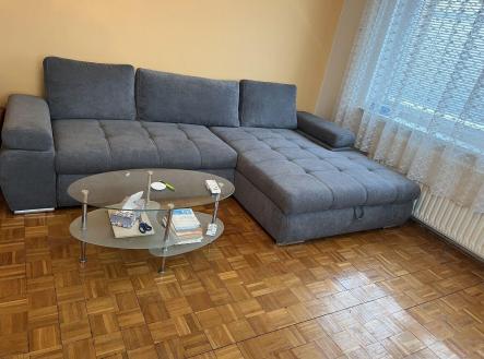 Pronájem prostorného, vybaveného pokoje s parkováním v rodinném domě v obci Tvarožná