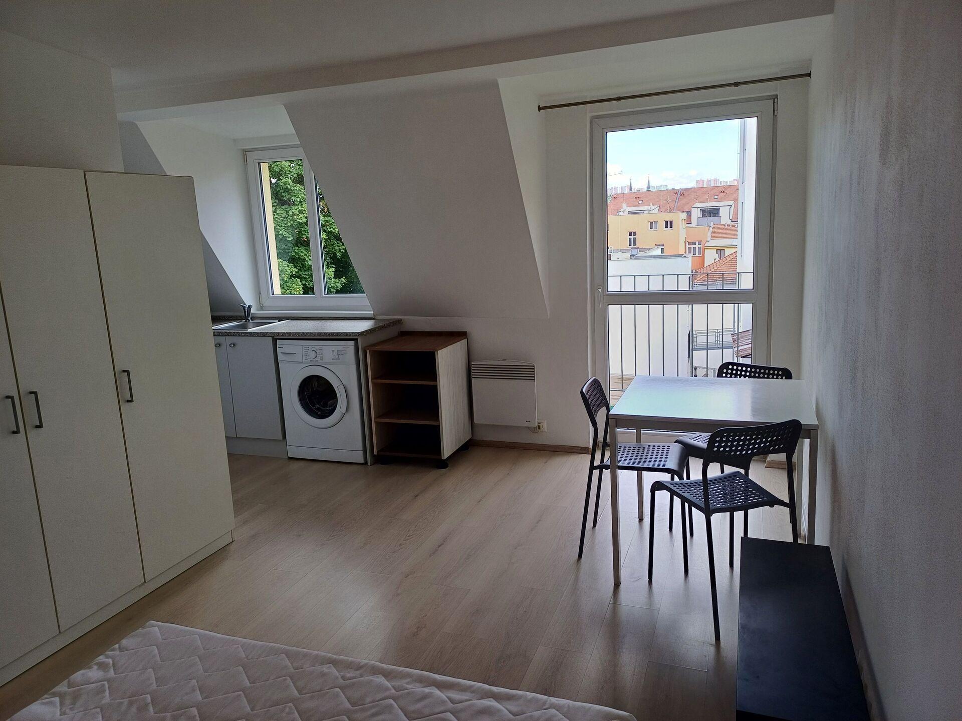 Pronájem menšího bytu 1kk s balkonem v blízkosti centra města