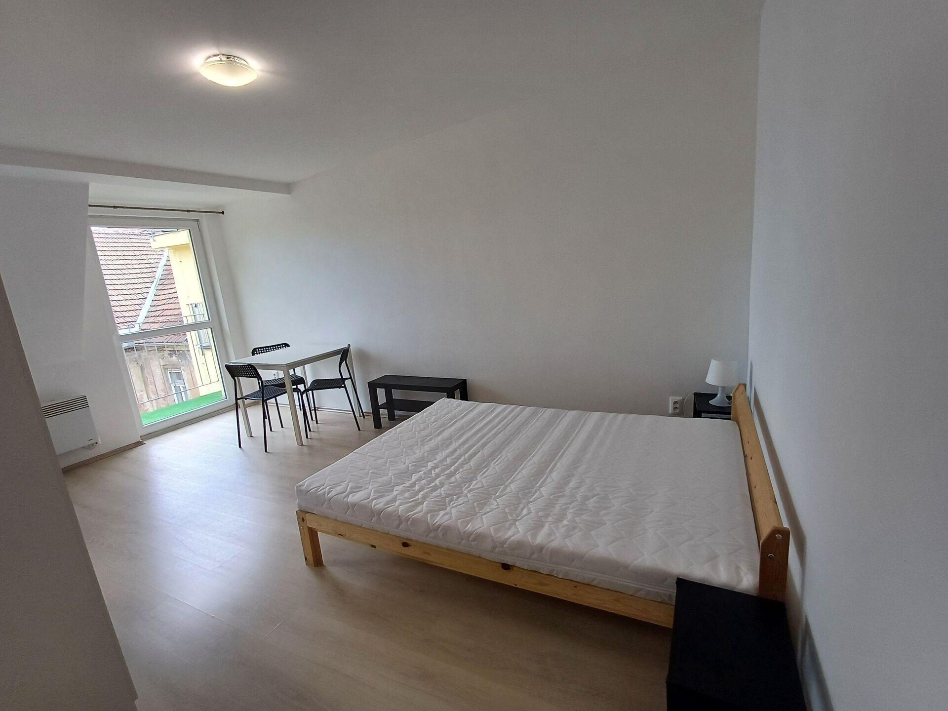 Pronájem menšího bytu 1kk s balkonem v blízkosti centra města