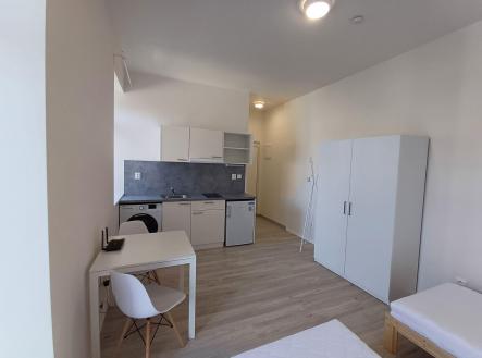 Pronájem krásného vybaveného bytu 1kk s prostorným balkonem a sklepem na ulici Dukelská třída