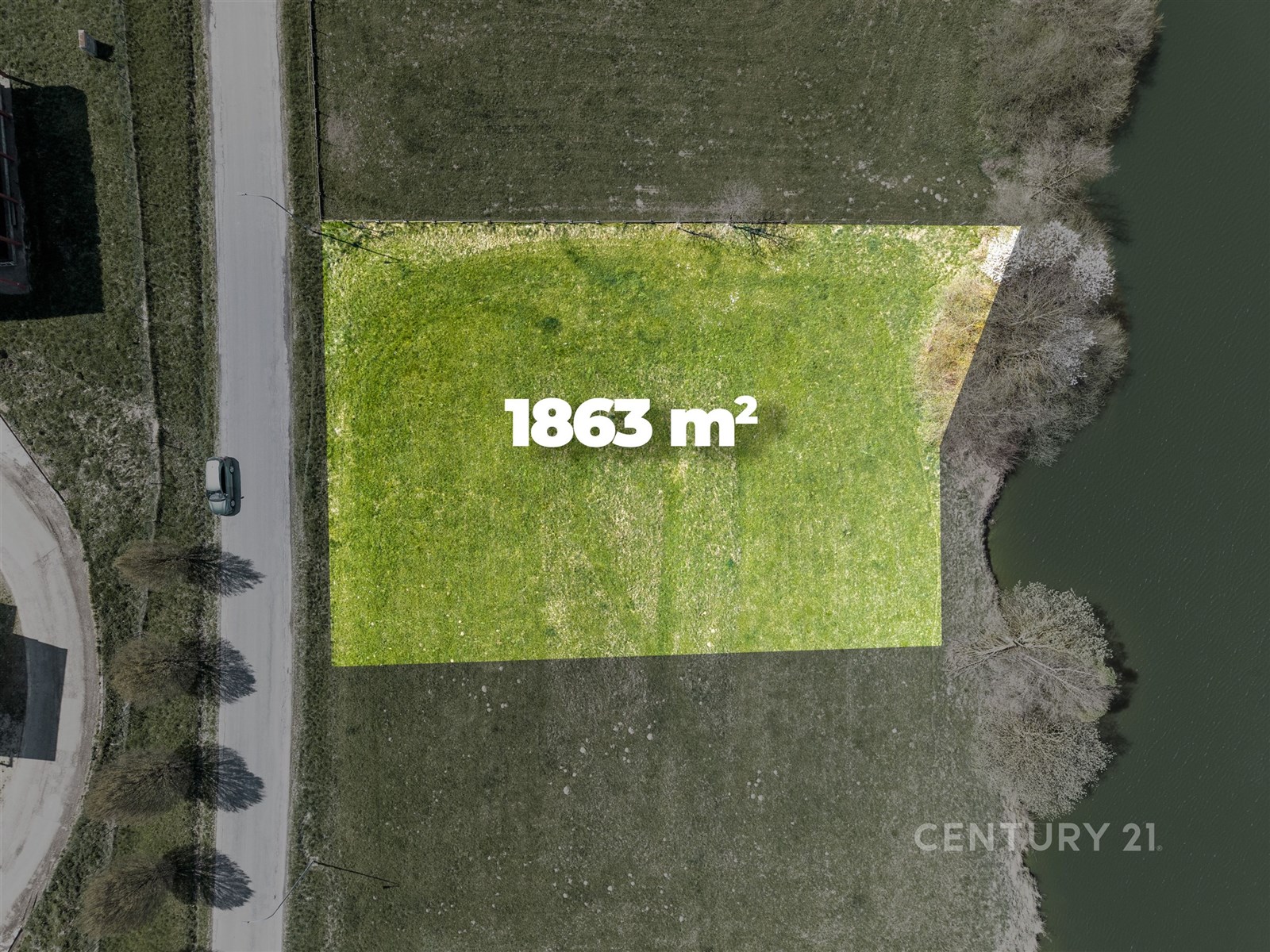 Dostupný stavební pozemek o rozloze 1863 m², ideální pro developerský projekt, situovaný blízko vody, s příjezdem po asfaltové cestě.