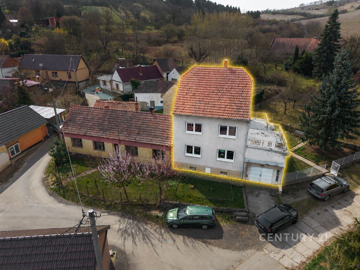 Rodinný dům se zahradou, renovovaný exteriér, červená střecha, klidná venkovská lokalita, asfaltová přístupová cesta, prostorný pozemek.