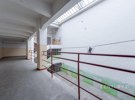 Pronájem skladovací prostor, 700 m²