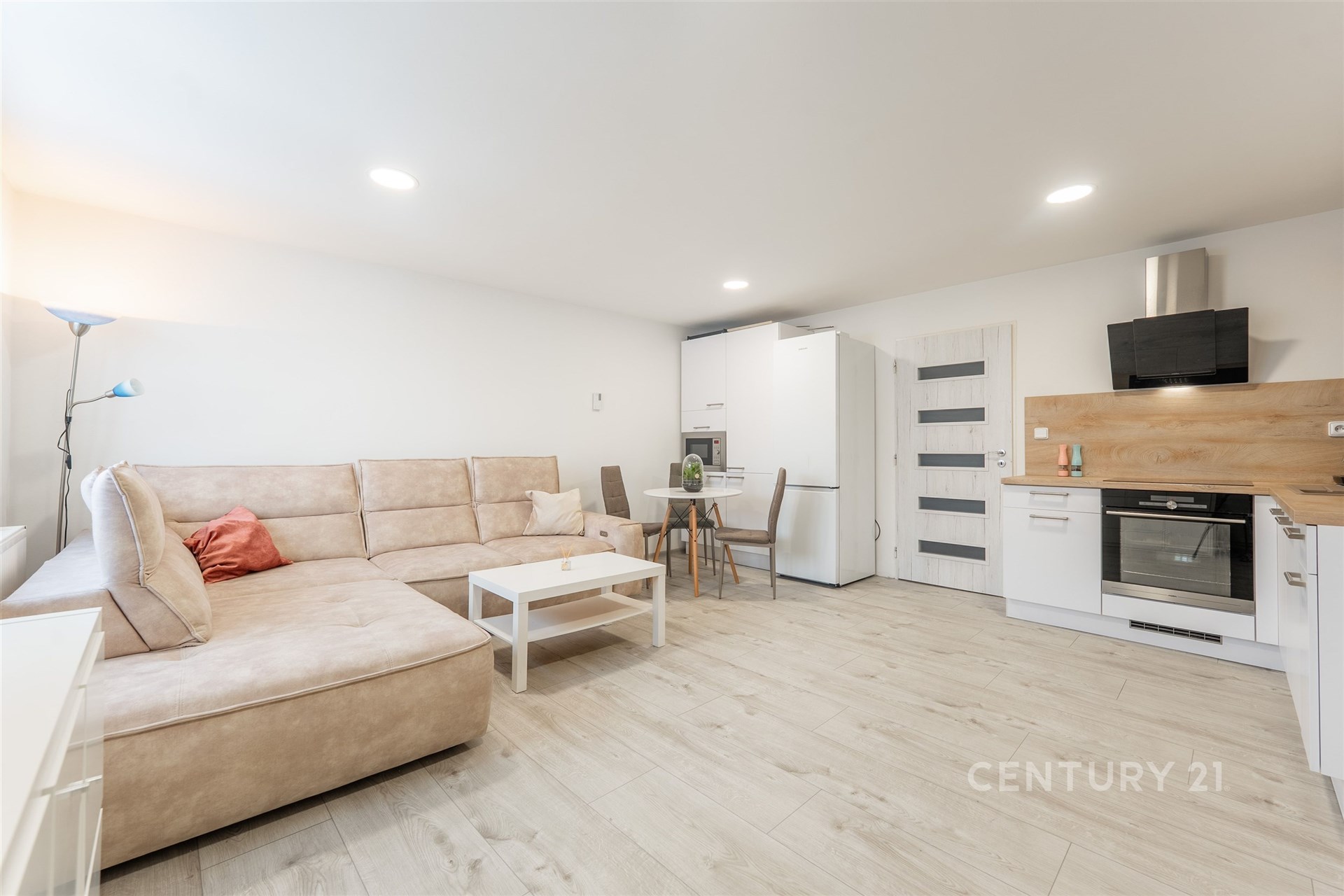 Světlý obývací pokoj s moderní kuchyní, parketová podlaha, vestavěné spotřebiče, světlý interiér, minimalistický design