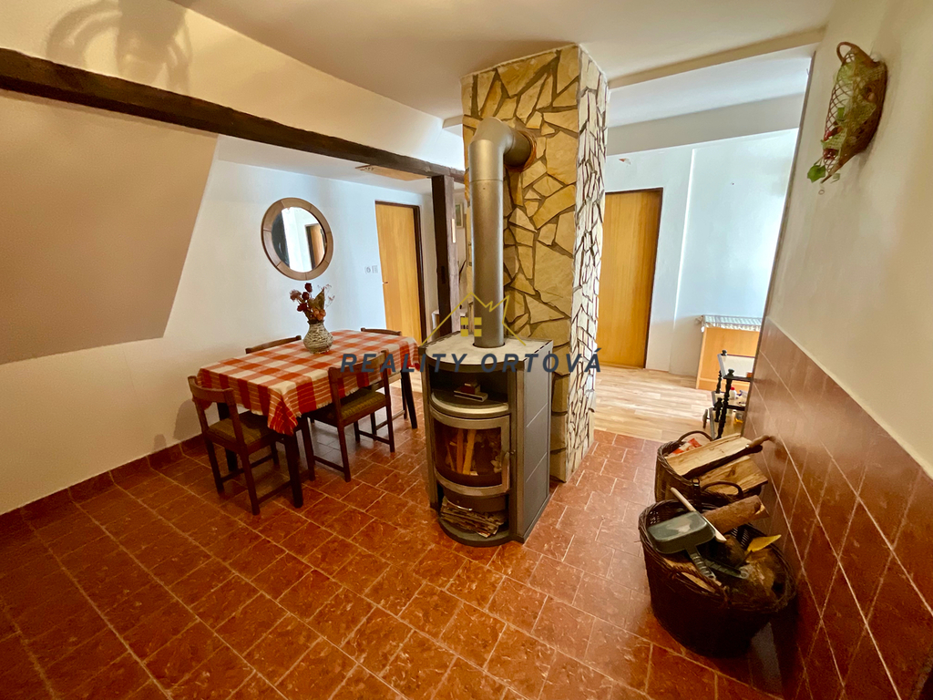 Společná místnost s krbovými kamny