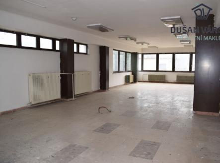 Pronájem - obchodní prostor, 300 m²