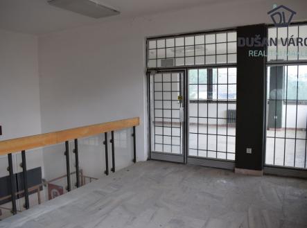 Pronájem - obchodní prostor, 300 m²
