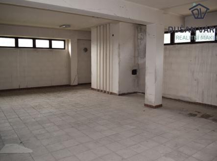Pronájem - obchodní prostor, 300 m²