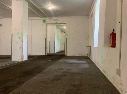 Pronájem skladovací prostor, 300 m²