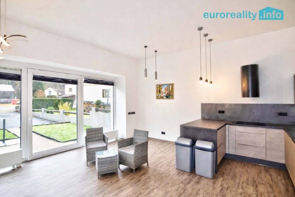 Kuchyň s jídelnou a obývacím pokojem