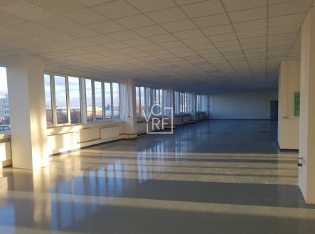 Pronájem kanceláře, 2 400 m²