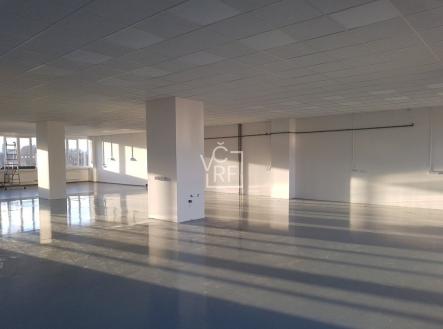 Pronájem kanceláře, 2 400 m²
