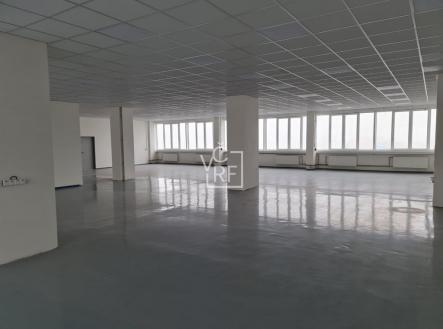 Pronájem kanceláře, 2 400 m²