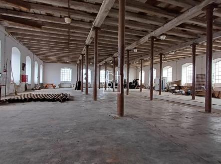 Pronájem skladovací prostor, 600 m²