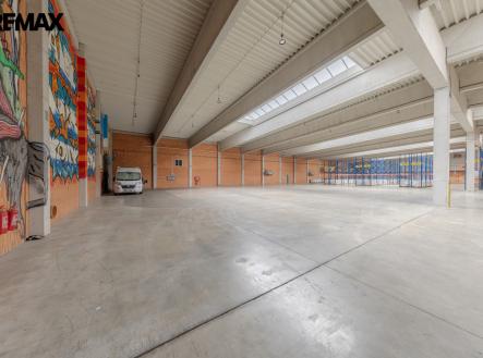 Pronájem skladovací prostor, 2 400 m²