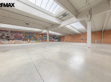 Pronájem skladovací prostor, 2 400 m²