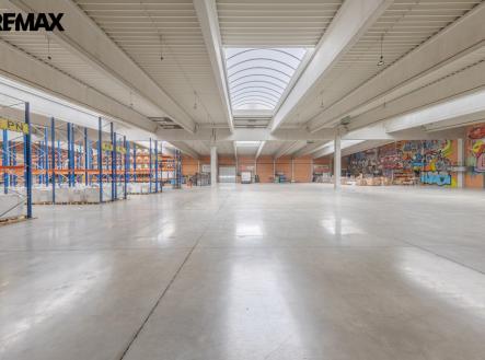 Pronájem skladovací prostor, 2 400 m²