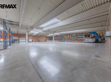 Pronájem skladovací prostor, 2 400 m²