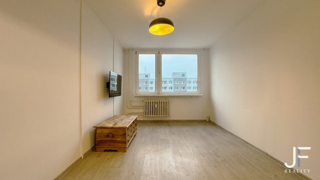 Obývací pokoj bytu 2+kk v Libni