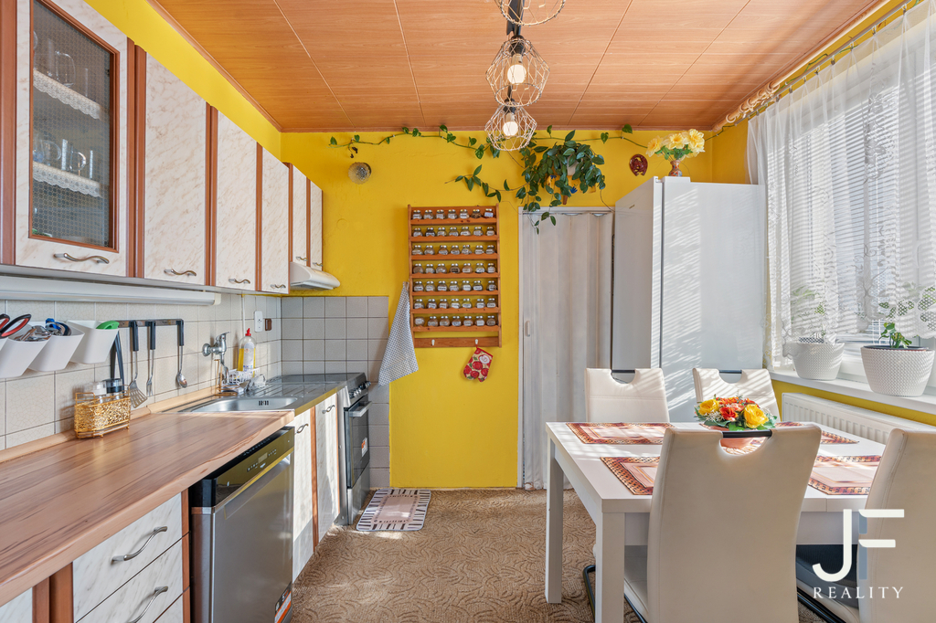 Kuchyně přístupná z obyváku