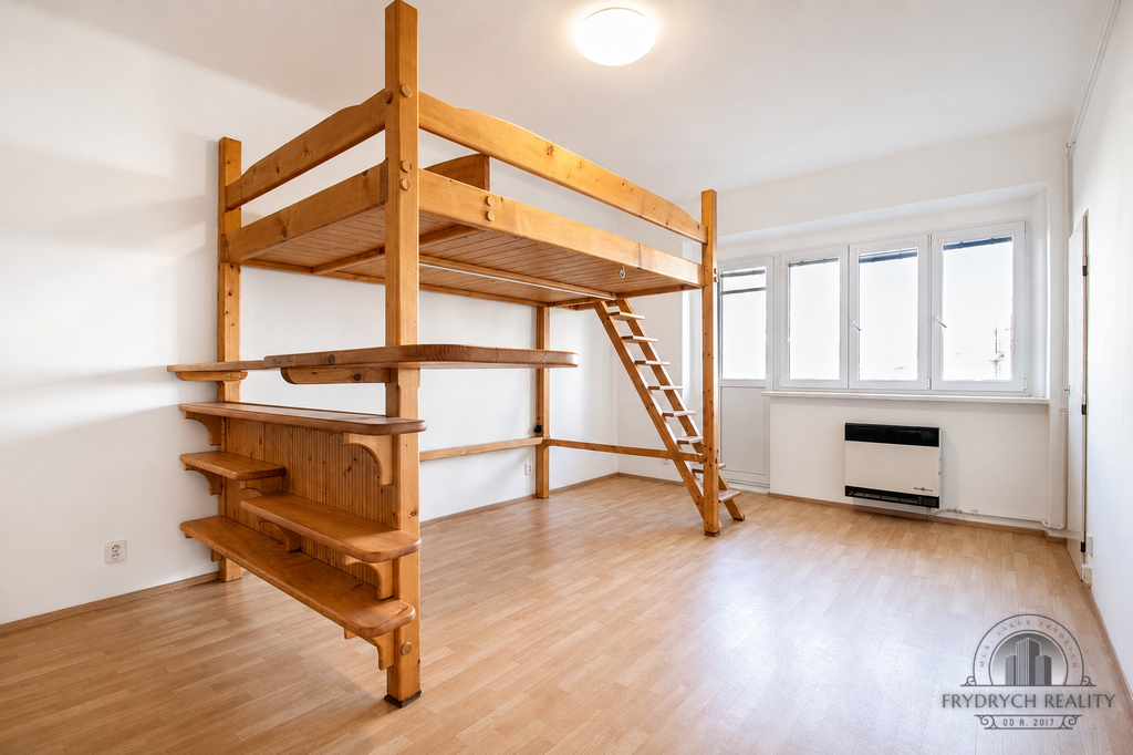 Byt 1+kk s balkonem a komorou