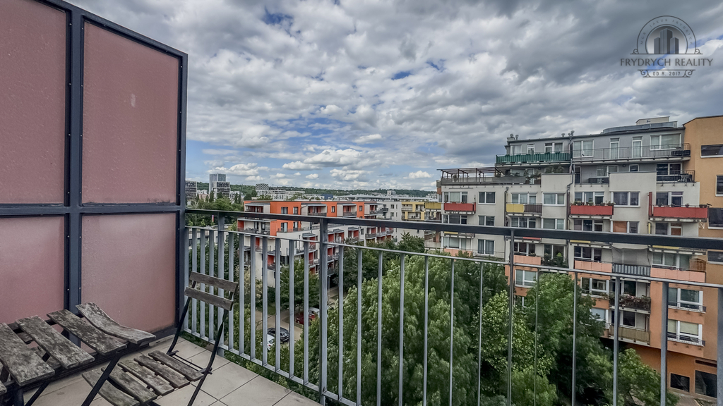 Byt s balkonem kousek od metra