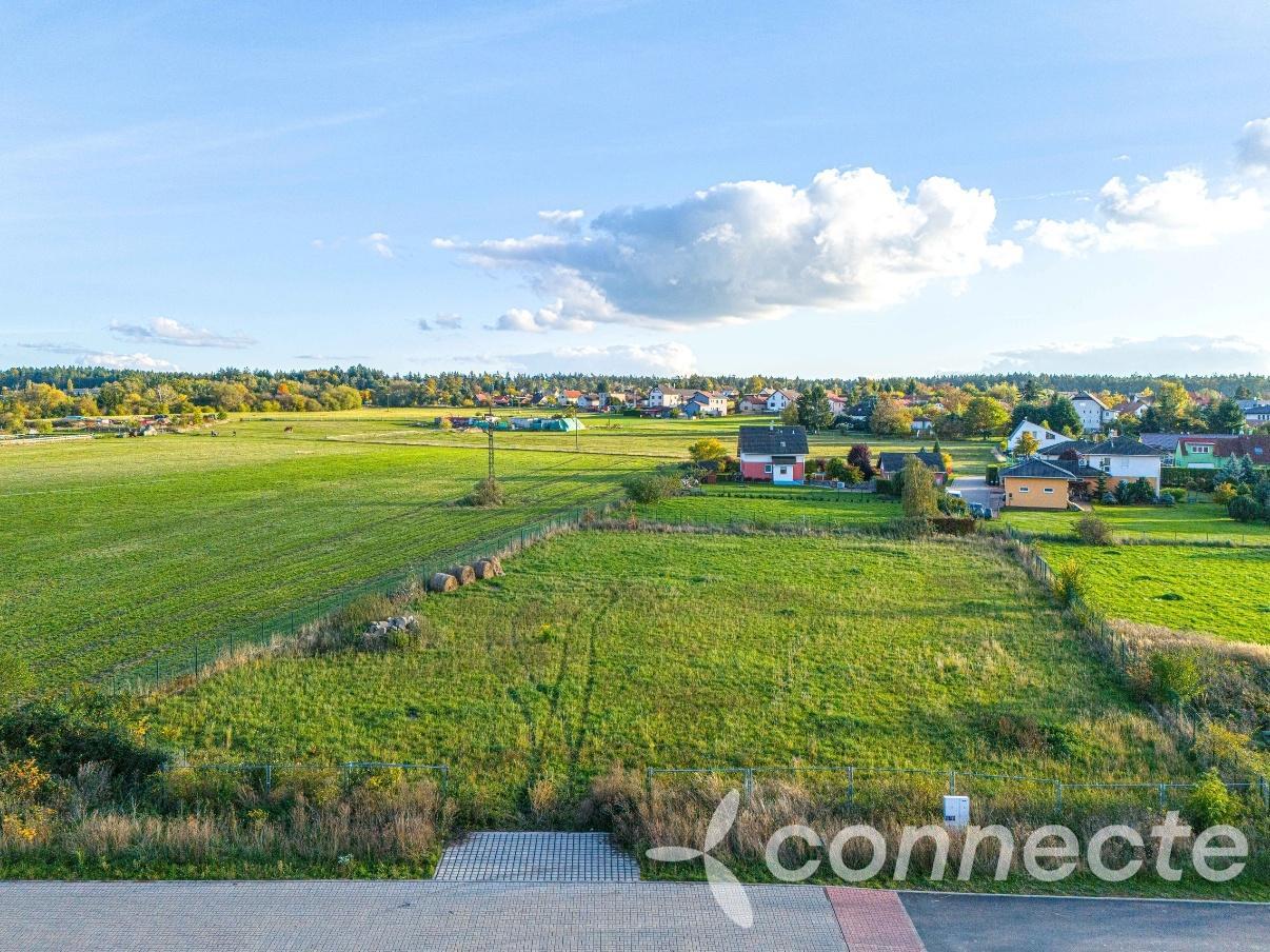 Prodej stavebního pozemku 977 m2 ve Svojeticích (1).jpg