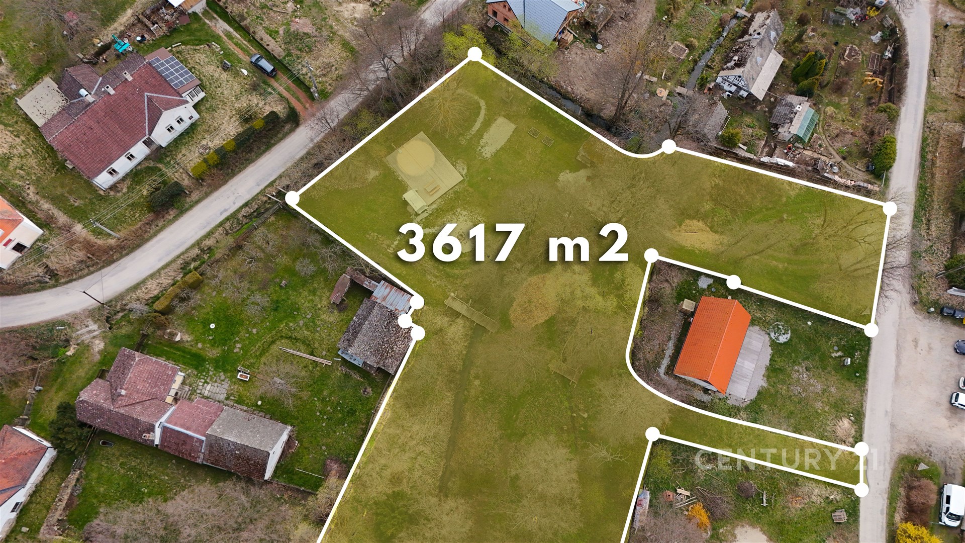 Pozemek o rozloze 3617 m2, vhodný pro stavbu, v klidné lokalitě s výhledem na okolní krajinu, snadný přístup po asfaltové cestě.