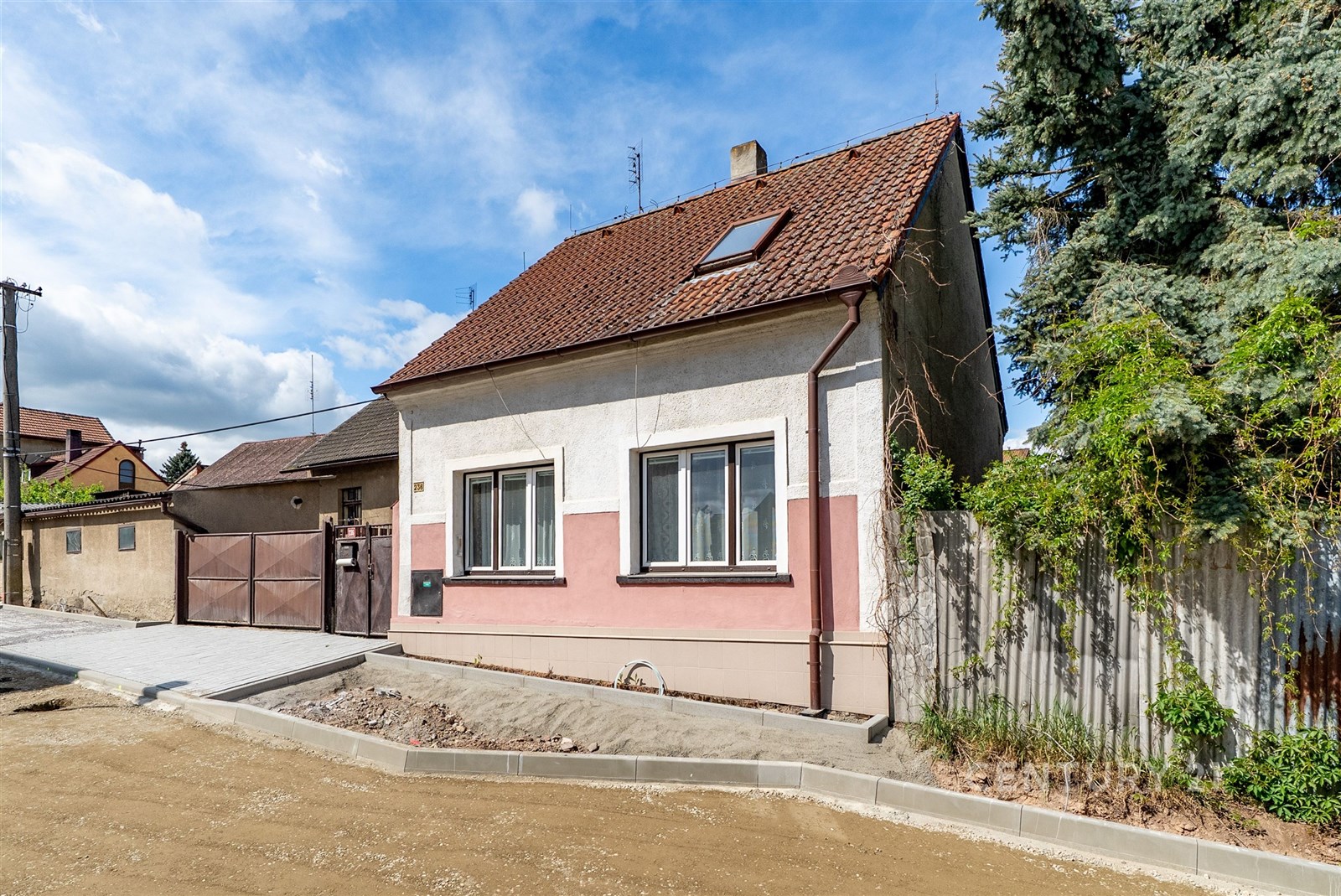 Renovovaný rodinný dům s novou střešní krytinou a velkými okny. Klidná lokalita, ideální pro rodinné bydlení.