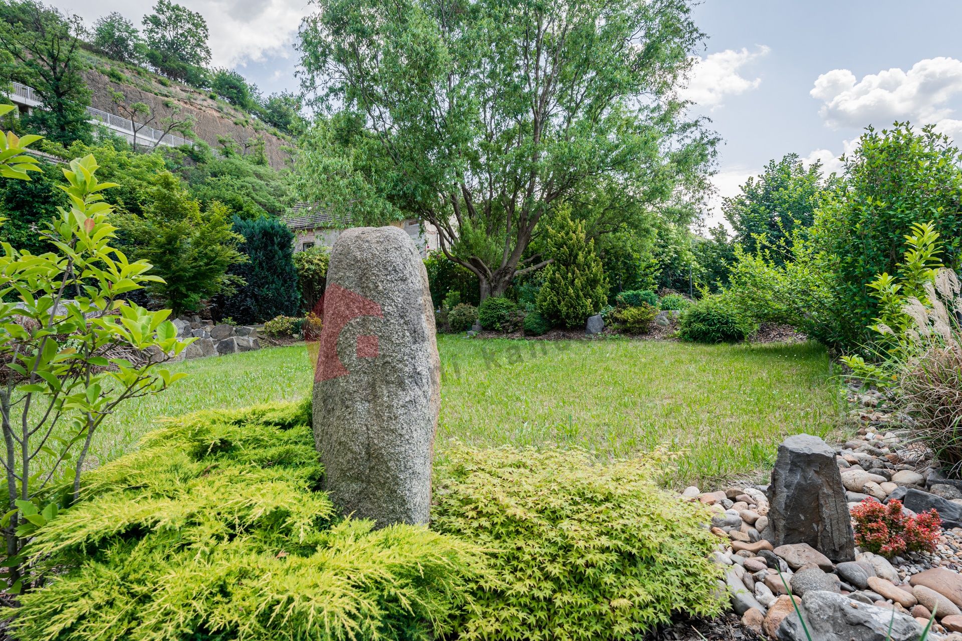 Prodej domu 427 m2 a vedlejšího pozemku na Zbraslavi.