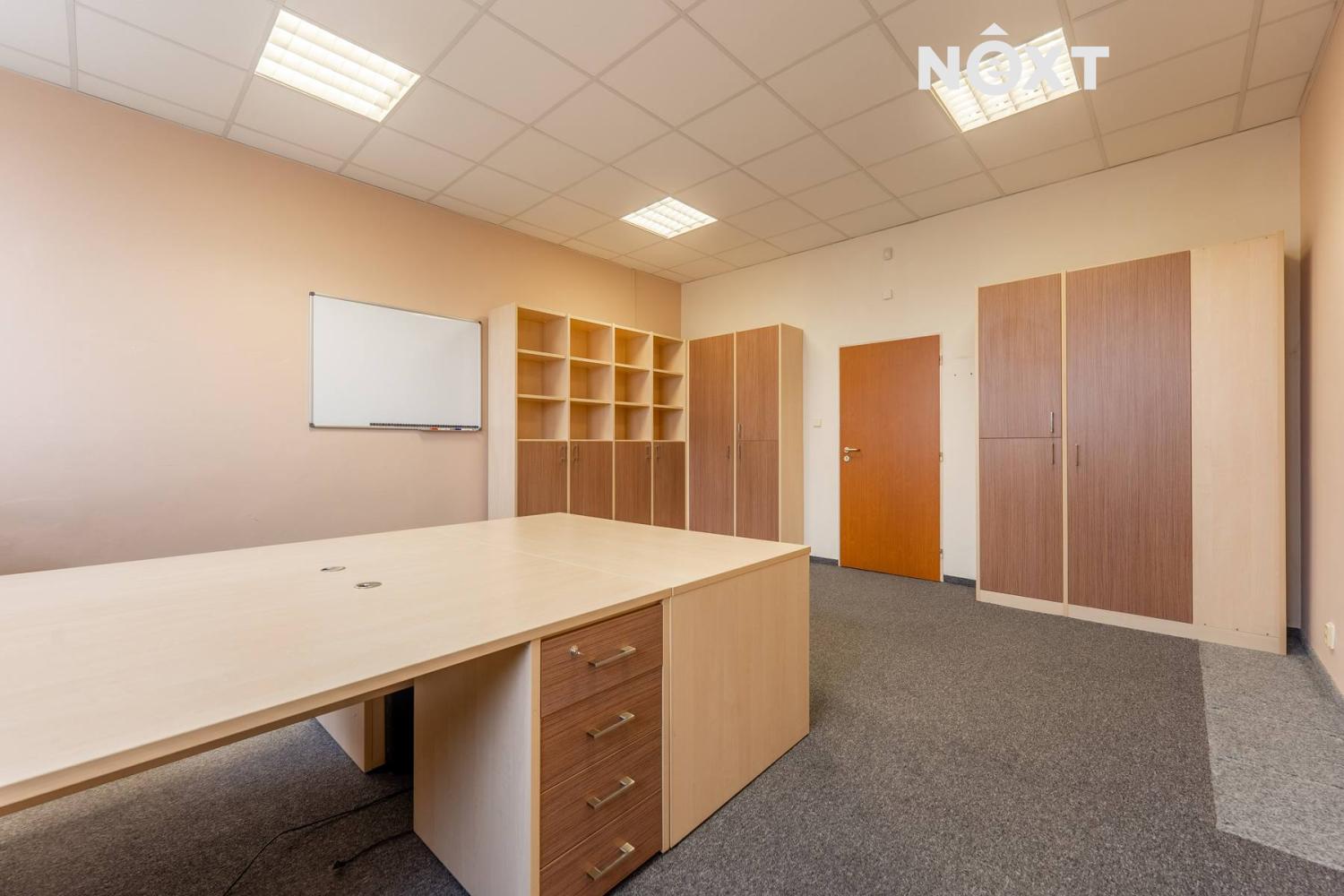 Pronájem komerční Kanceláře, 251㎡