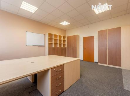 Pronájem kanceláře, 251 m²