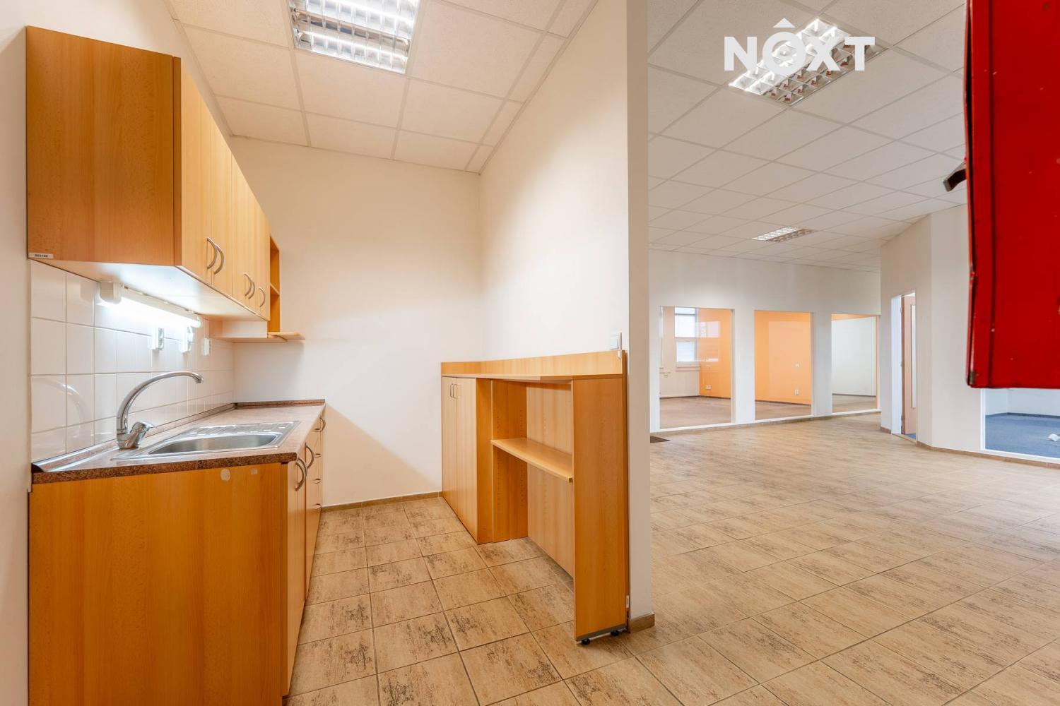 Pronájem komerční Kanceláře, 175㎡