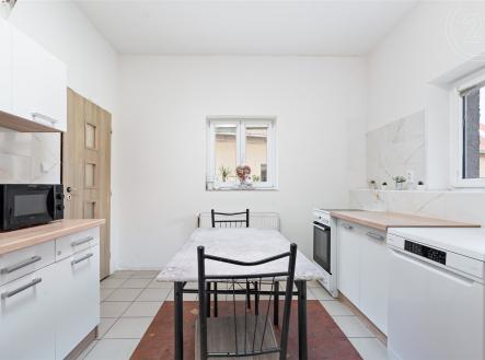 Prodej - nájemní dům, 398 m²