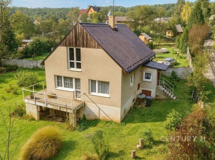  Prostorný dům 125 m² na pozemku 1 338 m² — oblíbené Úvaly, klidné místo s výborným spojením do Prah