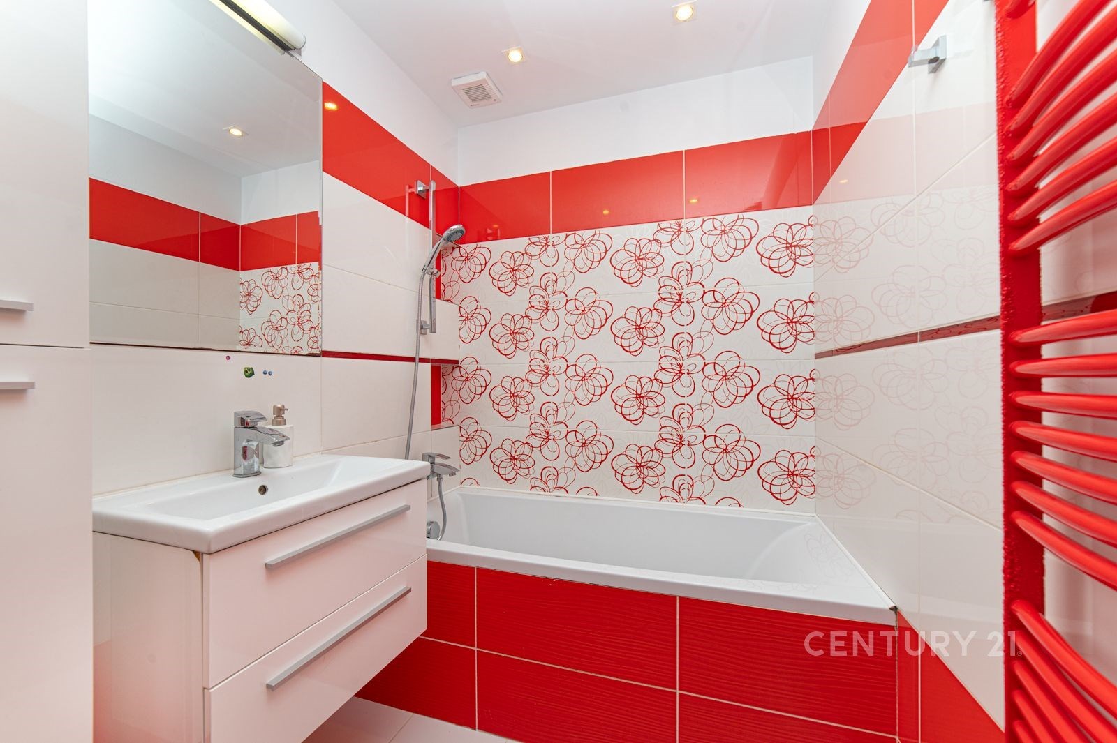 Barevná koupelna, moderní dlažba, červenobílé obklady, vestavěná vana, světlý interiér, stylové prvky, nový stav