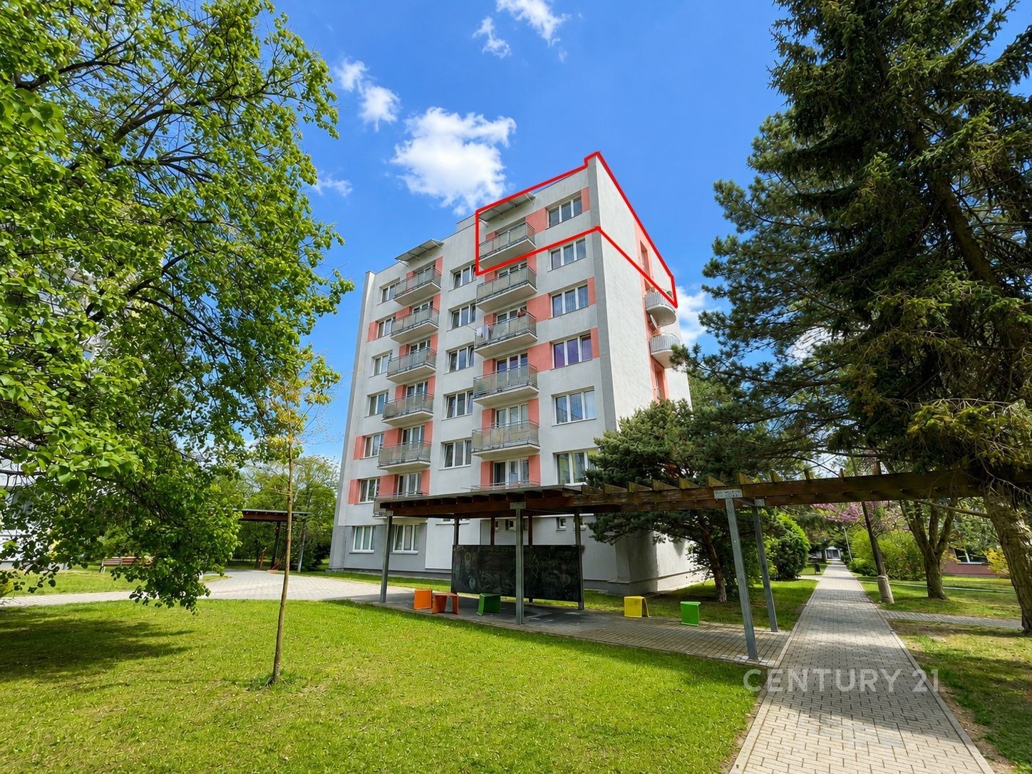 Vícepatrový bytový dům s moderní fasádou, rozsáhlá zeleň, klidná lokalita, ideální pro rodiny, dobrá dostupnost městské infrastruktury.