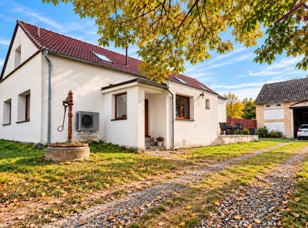 Pronájem prostorného rodinného domu s krytým bazénem a zahradou 1 000 m² – Malý Malahov
