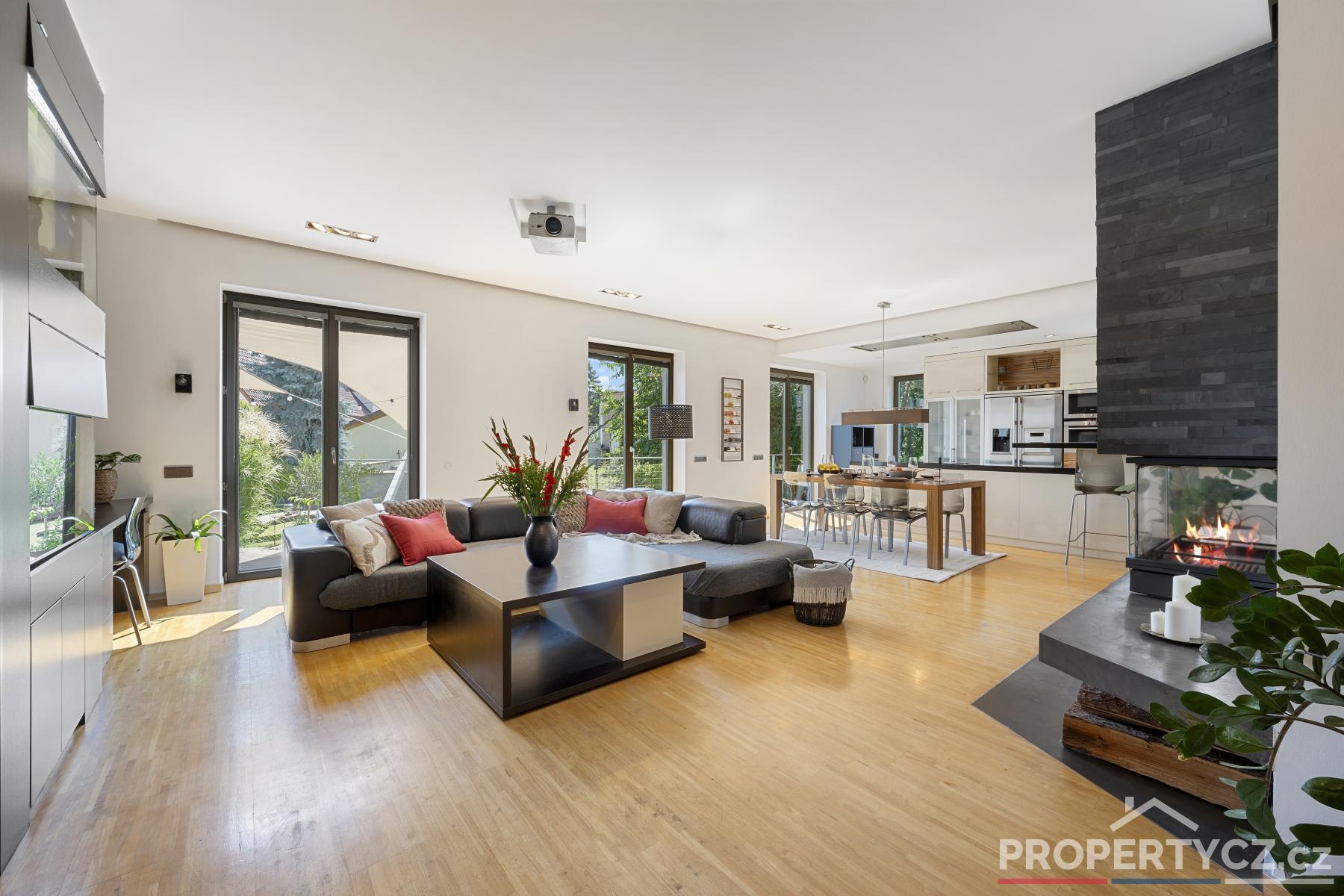 obývák zapálený krb.jpg