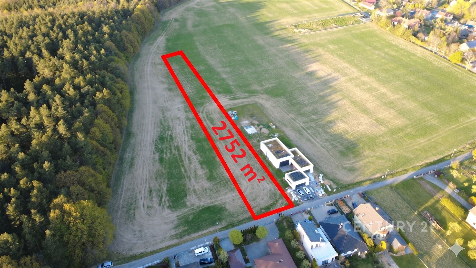 Pozemek o výměře 2752 m² vedle lesa v klidné části obce, vhodný pro stavbu rodinného domu, nabízí příležitost k bydlení v přírodě.