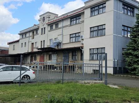 Pronájem - obchodní prostor, 300 m²