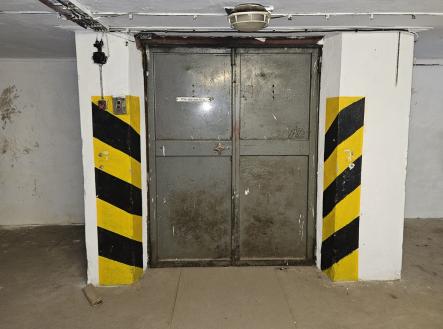 Pronájem obchodní prostor, 300 m²