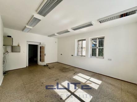 Pronájem kanceláře, 300 m²