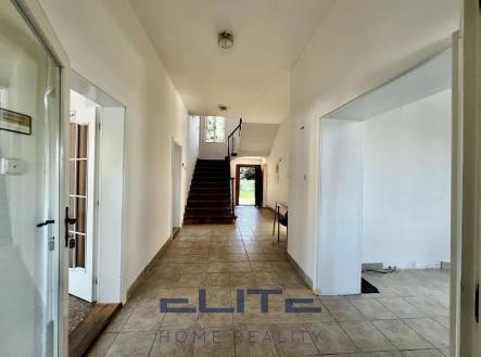 Pronájem kanceláře, 300 m²