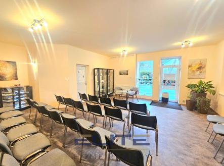 Pronájem obchodní prostor, 921 m²