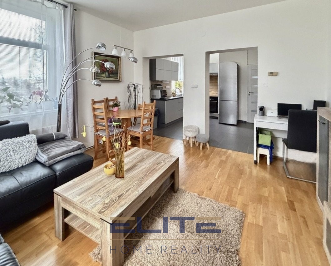 prodej-bytu-3-kk-73-m2-s-terasou-12-m2-a-zahradou-liberec-tylova-00150-obyvaci-pokoj-95669e